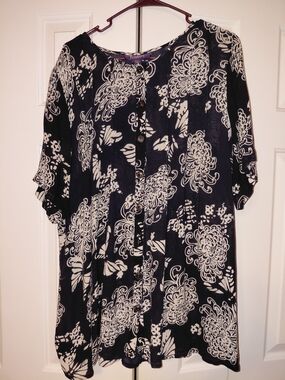 Black & White Roaman's Angelina Tunic Women's Top